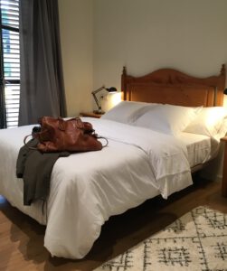 Habitación doble cama de matrimonio con baño propio en Hostal Can Maret Vilademuls